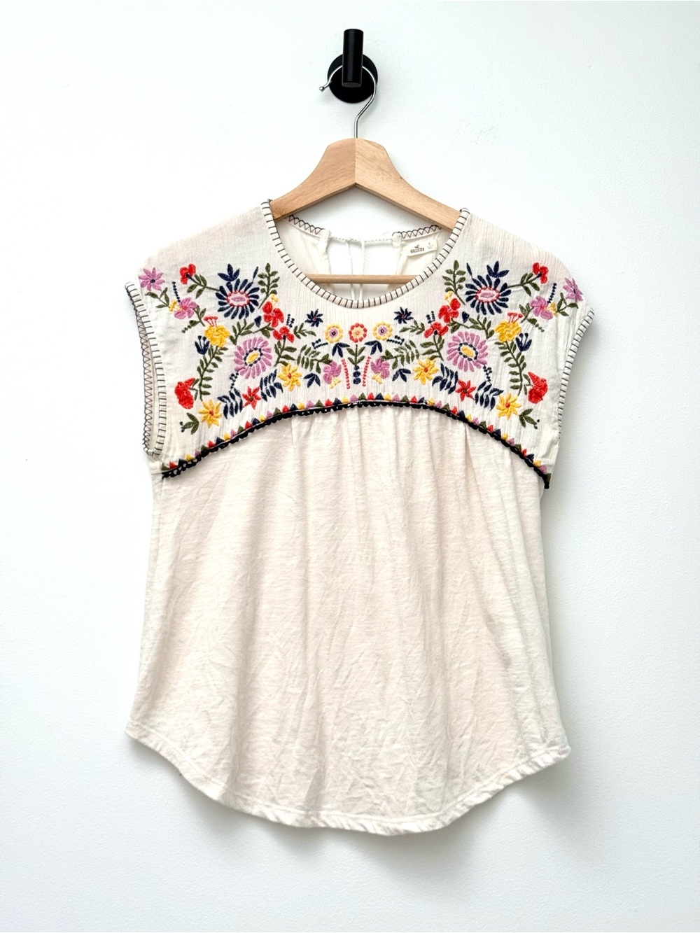 Hollister Embroidered Cream Floral Yoke T-Shirt Boho Cottagecore